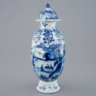 Un vase couvert en porcelaine de Chine bleu et blanc, Kangxi